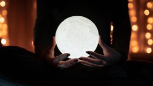 Lire la suite à propos de l’article L’énergie magique de la pierre de lune : Découvrez sa beauté, son pouvoir sur les chakras et son mystérieux phénomène d’adularescence
