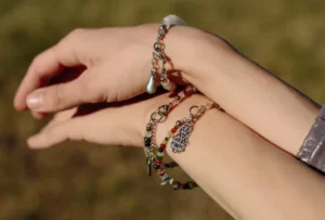 Lire la suite à propos de l’article À quel poignet porter un bracelet de pierre – Quelle main choisir pour porter un bracelet en cristal
