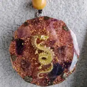 pendentif orgonite en fluorite et pyrite symbole dragon de face