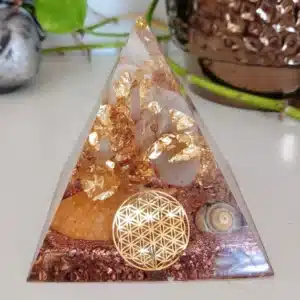 Pyramide Orgonite Cristal de roche et Minéraux  Fabrication Artisanale