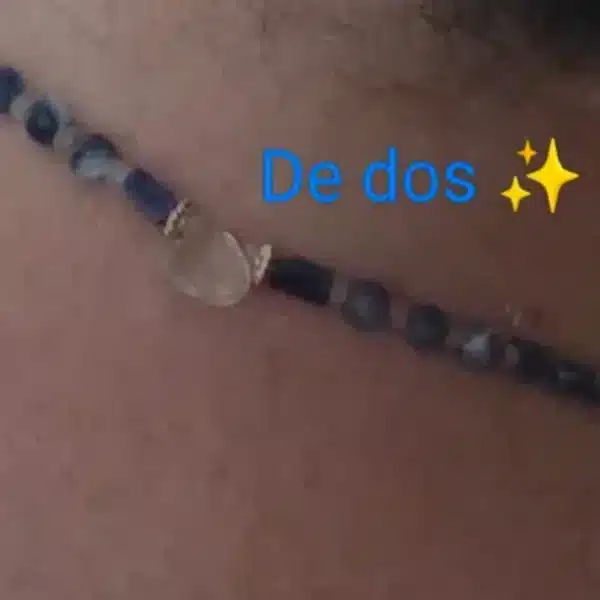 Collier artisanal en pierres vue de dos