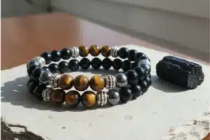 Lire la suite à propos de l’article À quel bras porter un bracelet triple protection pour optimiser ses bienfaits