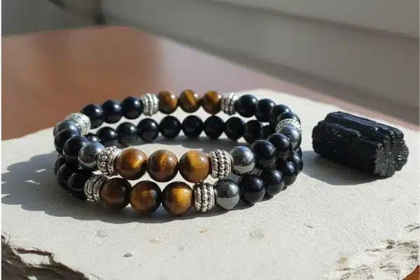 You are currently viewing À quel bras porter un bracelet triple protection pour optimiser ses bienfaits